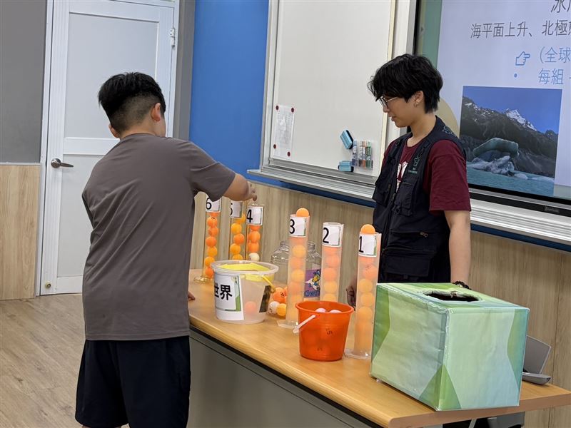 台灣大與生多所合作推動「藍碳教育倡議」,以「公民科學」為核心設計,將復育計畫累積的科學數據轉化為校園環境教育內容,透過互動式教學,例如以「碳排乒乓球」等遊戲化活動,引導學生理解氣候變遷、碳排放與自然碳匯概念。(圖/業者提供)