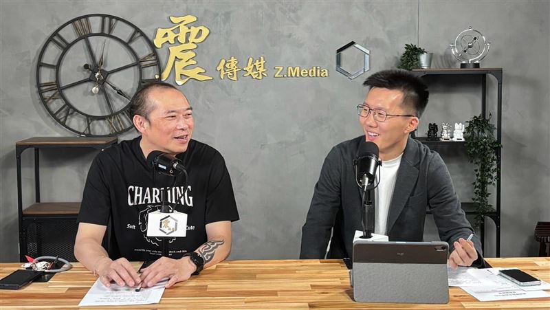 蕭敬嚴（右）強調，他堅持的是正統與對的國民黨路線，也希望有理性討論的空間。（圖／震傳媒《新聞！給問嗎？》提供）