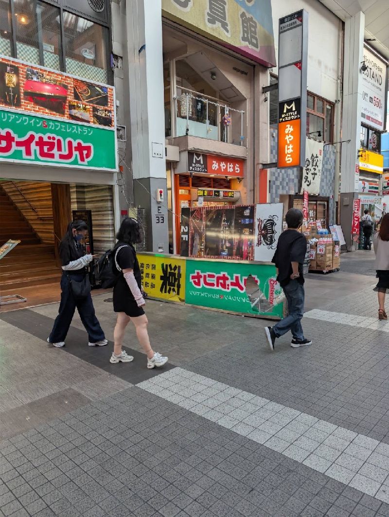 日本熊本縣28日下午4時27分左右發生規模7.1強震,最大震度7,熊本市內震感強烈,街上有店家招牌被震落。(讀者提供)