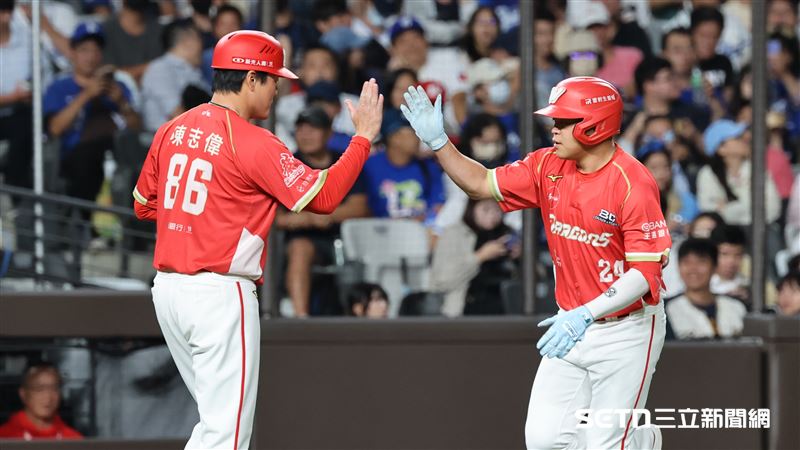 味全龍右外野手王順和炸裂陽春砲。（圖／記者劉彥池攝影）