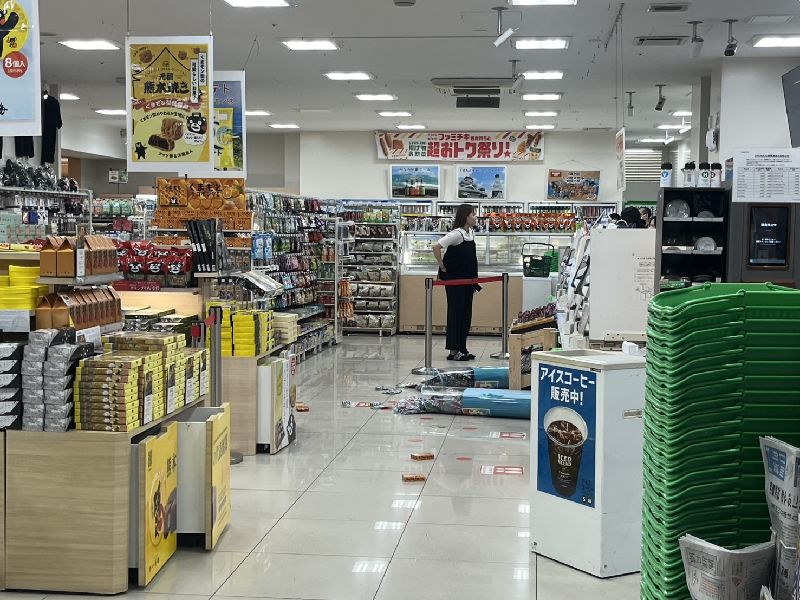 日本熊本縣28日下午4時27分左右發生規模7.1強震,最大震度7,超市的物品散落一地,也有不少超市提早打烊清理。(讀者提供)