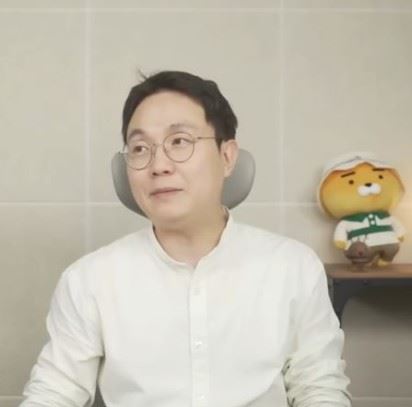 李鎮浩透露，IU已委託律師向美國加州北區聯邦法院提出聲請，希望法院要求Meta提供涉嫌發文者的姓名、電子郵件、電話、IP位址等相關資料，以確認身分並依法採取後續法律行動。（圖／翻攝自연예 뒤통령이진호）