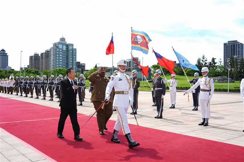 國防部長顧立雄以軍禮迎接史瓦帝尼王國國防軍司令法古德上將（圖／國防部提供）