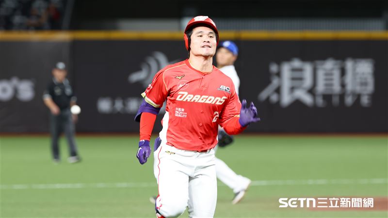味全龍二壘手李凱威敲出三壘安打。（圖／記者劉彥池攝影）