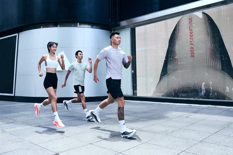 E.SO瘦子代表adidas HYPER RUN發起者,邀跑者高能開跑、全能開掛。(圖/品牌業者提供)