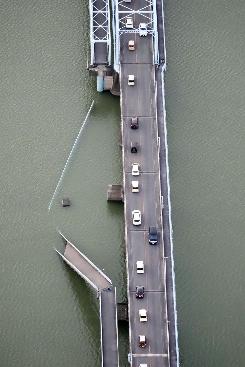 日本熊本縣28日發生強震，當地八代市「植柳橋」也出現受損情形，部分路段崩塌、橋面掉入河中，根據警方表示，崩落部分為行人與單車專用路段。（共同社提供）
