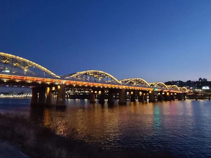 韓國借助AI監視器,努力撕掉漢江大橋「自殺奈何橋」標籤。(圖/翻攝Google maps)