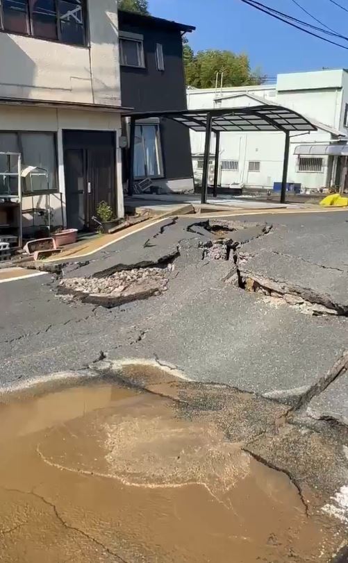 熊本不少路段地面隆起,交通大受衝擊。(圖/翻攝自X平台 @nhk_news)