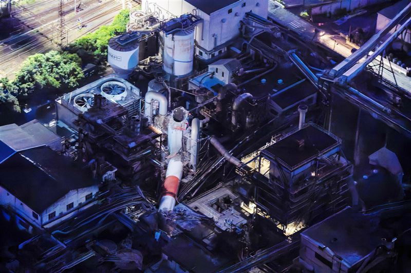 八代市造紙廠煙囪斷成兩截,導致9人活埋。(圖/美聯社/達志影像)