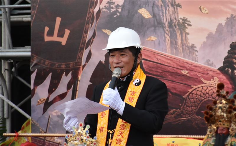 玄鷲山高邑雲天宮主持曾俊豐表示,上樑不只是完成一道工程程序,也承載著弘揚宗教文化、推動公益慈善、傳承忠義精神的重要使命。(圖/翻攝畫面)
