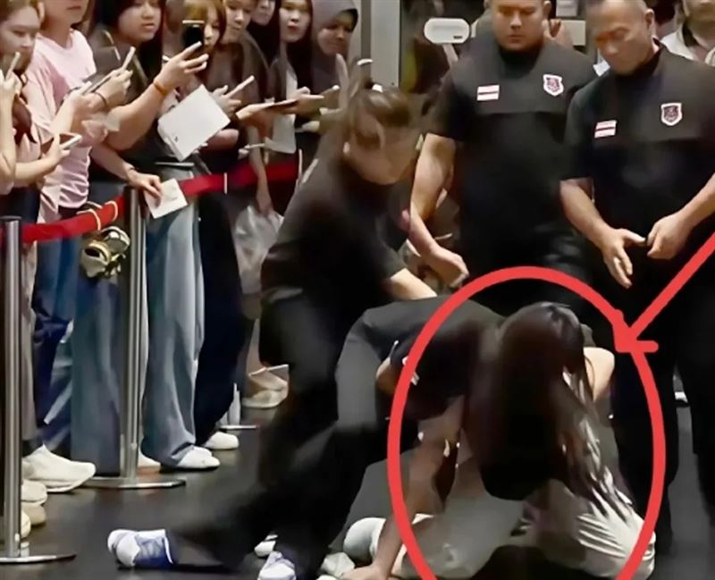 中國女粉絲簽售會佔位,遭工作人員「鎖喉抱摔」連日登熱搜。(翻攝自微博)