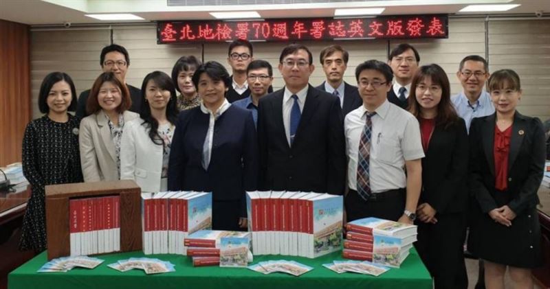 法務部部長室主任陳玉萍(前排左三)將接任主任秘書。(圖/翻攝台北地檢署官網)