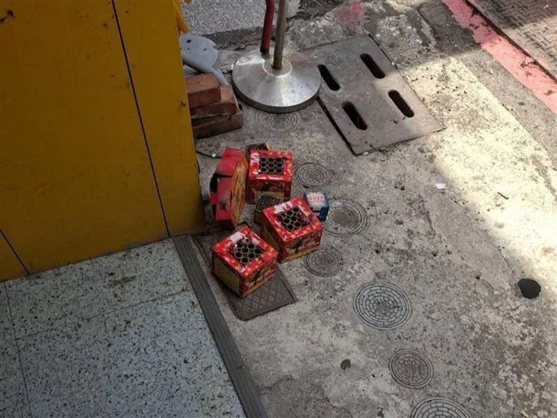 高雄市一家彩券行放炮慶祝開出頭獎,卻不慎引燃雜物,所幸無人受傷。(翻攝畫面)