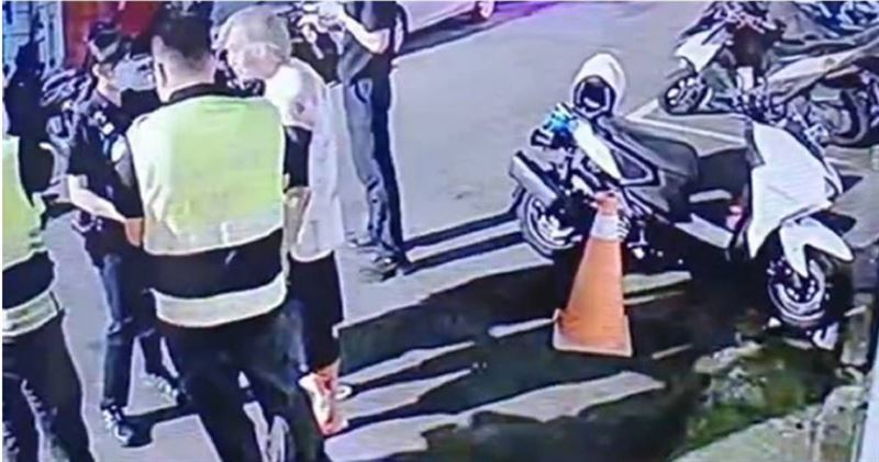 張男26日晚間持刀殺害媳婦,他犯案後還辯稱「媳婦與陌生男人打鬥」,警方調閱監視器戳破其謊言送辦。(圖/翻攝畫面)