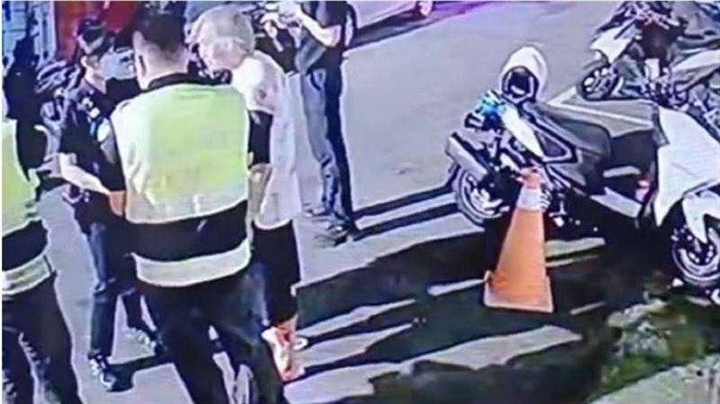 張男26日晚間持刀殺害媳婦,他犯案後還辯稱「媳婦與陌生男人打鬥」,警方調閱監視器戳破其謊言送辦。(圖/翻攝畫面)
