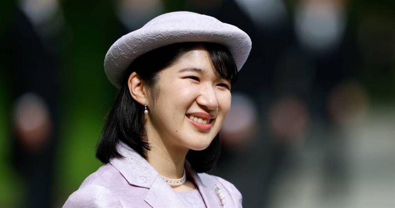 愛子公主與身高約185公分的青梅竹馬H先生並肩欣賞動物表演,兩人一路有說有笑,互動自然。(圖/達志/美聯社)