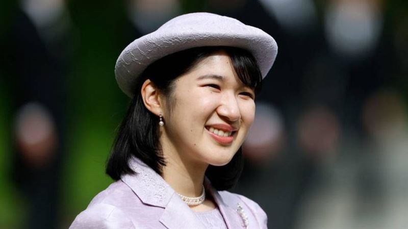 愛子公主笑容全開！185cm行員陪遊關係曝