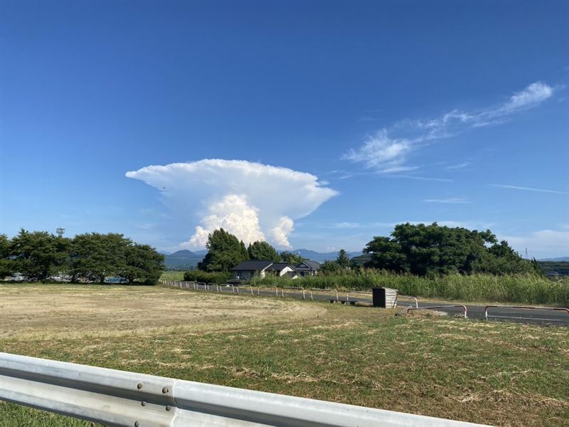 強震發生後，熊本上空驚現巨大蕈狀雲，詭異畫面在社群平台瘋傳，引發民眾恐慌，甚至出現人工地震陰謀論。（圖／翻攝自X平台）