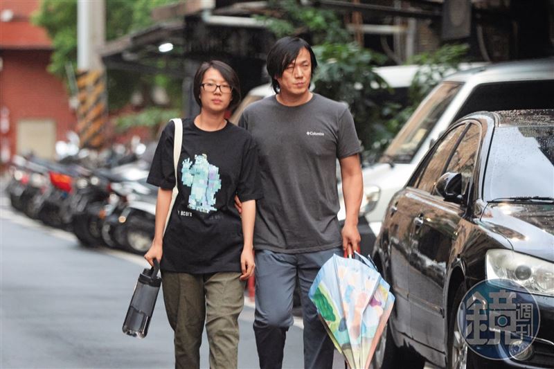 7月21日18:10,蕭煌奇(右)勾著老婆Jenny(左)的手,於傍晚時分走出家門,夫妻倆緩步走在路上,要前往親戚家聊天吃飯。(圖/鏡週刊)