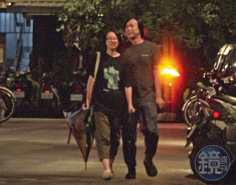7月21日20:43,蕭煌奇與老婆Jenny一派輕鬆走在路上,依舊是相互並肩走著,沿著巷子往家裡前進。(圖/鏡週刊)