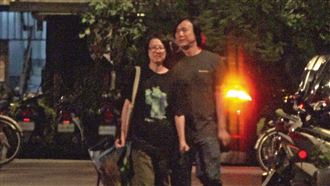 7月21日20：43，蕭煌奇與老婆Jenny一派輕鬆走在路上，依舊是相互並肩走著，沿著巷子往家裡前進。（圖／鏡週刊）