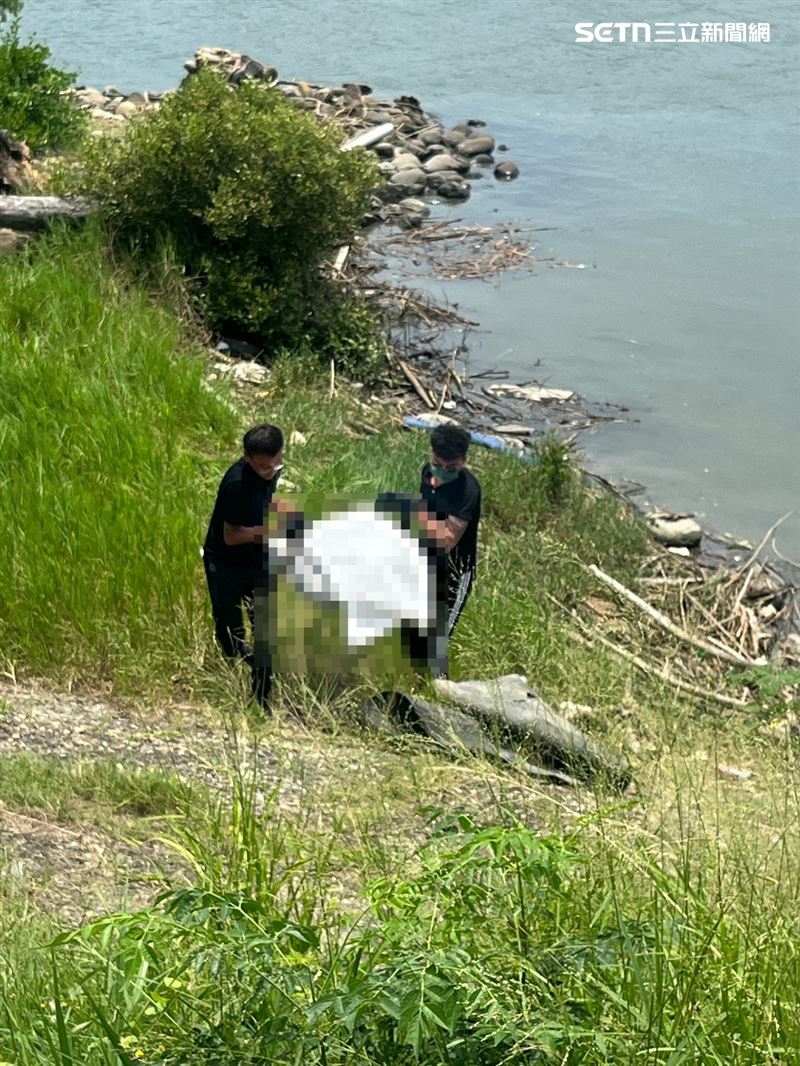 台南鹽水溪驚見浮屍⋯打撈上岸見「全身病人服」！大體腐爛嚴重難採指紋，掌握一可能身分確認中。（圖／翻攝畫面）