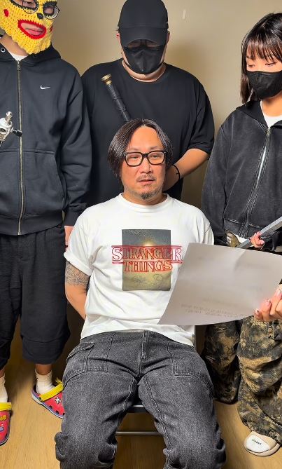 鄭中基在影片中雙手疑似遭到反綁，並按照台詞念出宣傳內容。（圖／翻攝自IG @rtv_runningteam）