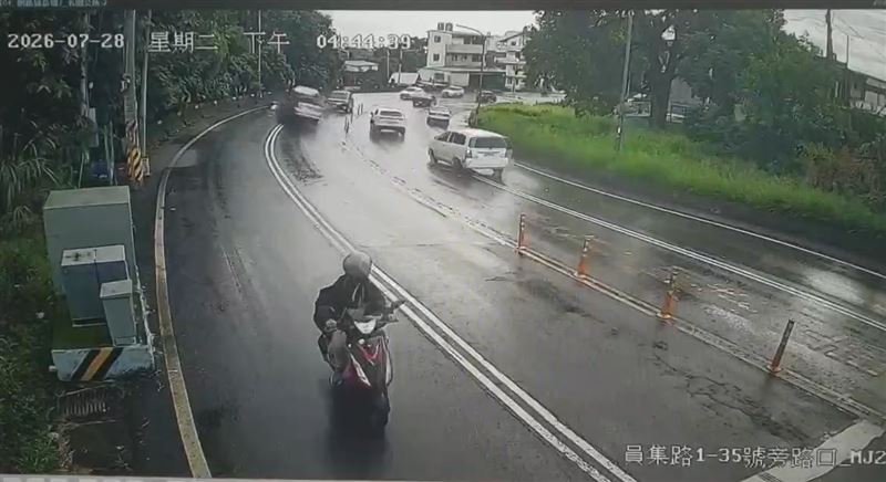 車禍地點位於下坡又是大彎道，因下過雨路面濕滑，肇事原因有待調查釐清。(圖／翻攝畫面)