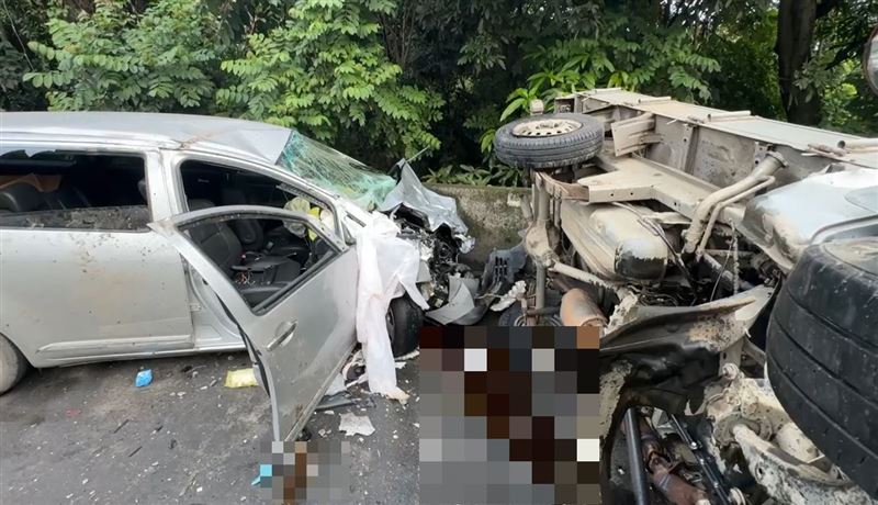 撞擊力道猛烈，休旅車肇事駕駛71歲張男、副駕駛座女乘客死亡，遭追撞的小貨車駕駛死亡。(圖／翻攝畫面)