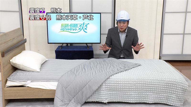 日本熊本日前爆發最大震度7強震，當時正在直播推銷涼被的知名購物台主持人塚本慎太郎，展現了超高心理素質。（圖／翻攝自X平台）