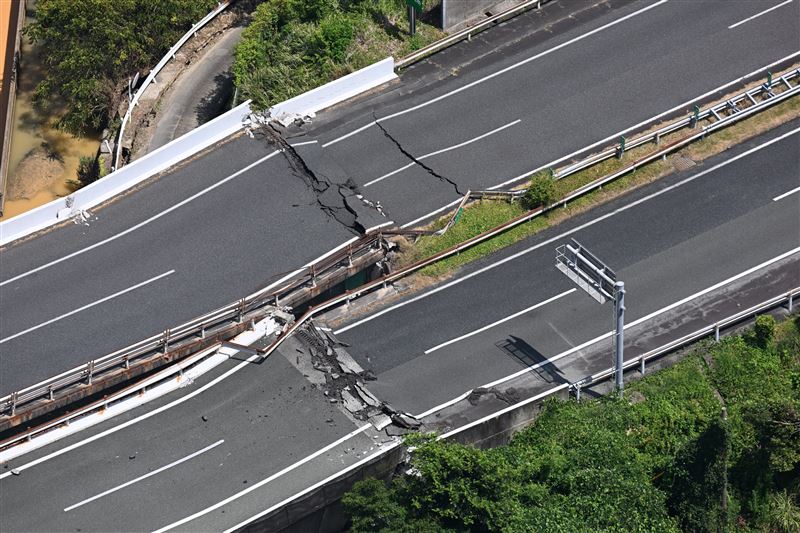 熊本強震讓道路隆起、斷裂（圖／美聯社／達志影像）