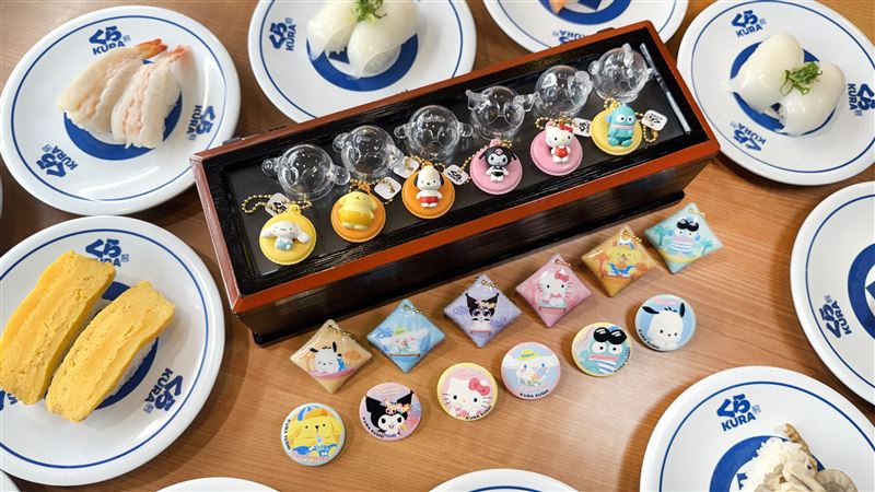 藏壽司推出18款三麗鷗家族泳圈公仔扭蛋。(圖／藏壽司提供）