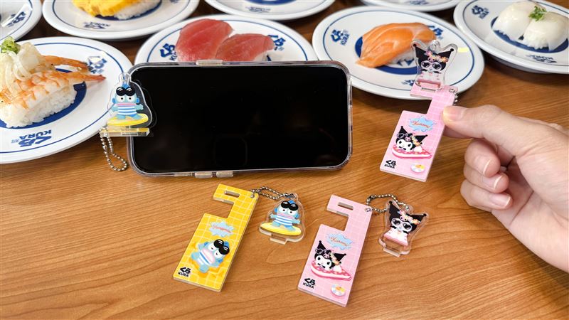 16間門市限定，壓克力手機支架吊飾滿額贈。(圖／藏壽司提供）