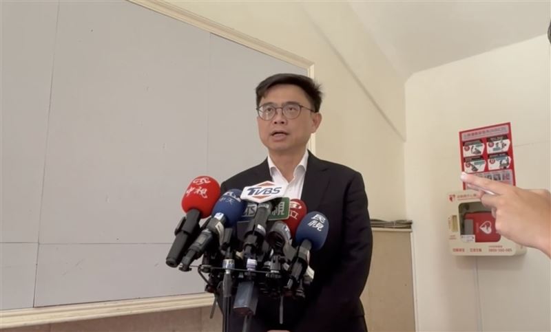 賴瑞隆宣布將捐出一個月薪水援助熊本震災，邱議瑩、許智傑及李昆澤也共同響應（圖／賴瑞隆辦公室提供）