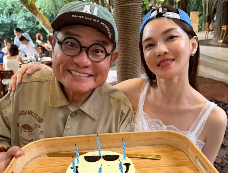 許效舜與小24歲的妻子小鐵結婚後,隔年拿下金鐘獎主持人獎。(圖/翻攝自小鐵IG)