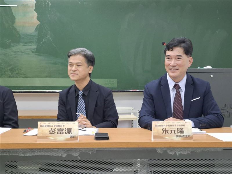 教育部今（29）日於台大參與「臺灣實中」籌備處揭牌典禮暨MOU簽署儀式，由中央研究院長陳健仁、台大校長陳文章、清大校長高為元、陽明交大校長林奇宏、成大校長沈孟儒、教育部長鄭英耀及各界人士共同參與。（圖／記者周佩怡攝影）