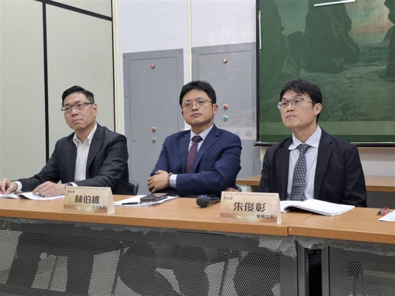 教育部今（29）日於台大參與「臺灣實中」籌備處揭牌典禮暨MOU簽署儀式，由中央研究院長陳健仁、台大校長陳文章、清大校長高為元、陽明交大校長林奇宏、成大校長沈孟儒、教育部長鄭英耀及各界人士共同參與。（圖／記者周佩怡攝影）