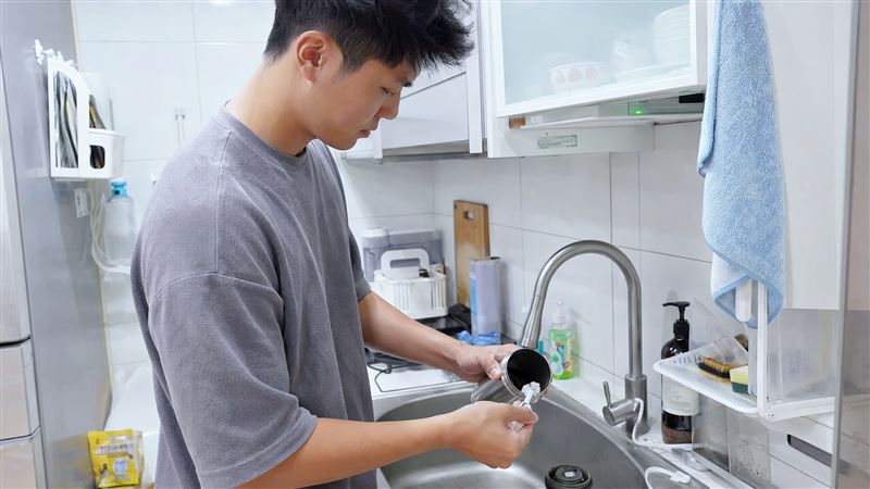 保溫杯若清洗不當，恐成細菌溫床。無毒教母譚敦慈提醒，杯蓋膠條易藏污納垢，洗後若未瀝乾，恐讓細菌滋生。（示意圖／AI製圖）