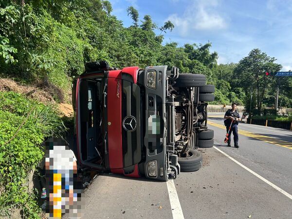 聯結車過彎重心不穩向外側嚴重側翻。（圖／翻攝畫面）