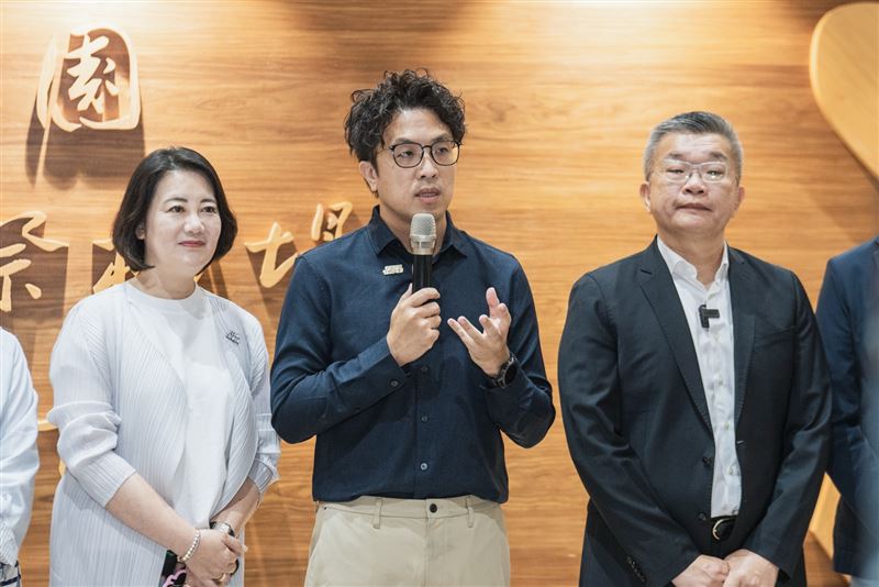 沈伯洋指出，兒虐從2023年至今層出不窮，但蔣萬安相關的會議都不參與、相關的措施也都不做，等到監察院糾正、新聞報導、家長反應之後才出來，連自己的名字都被拿去做廣告，「這個對市民真的是無法交代」。（圖／沈伯洋辦公室提供）