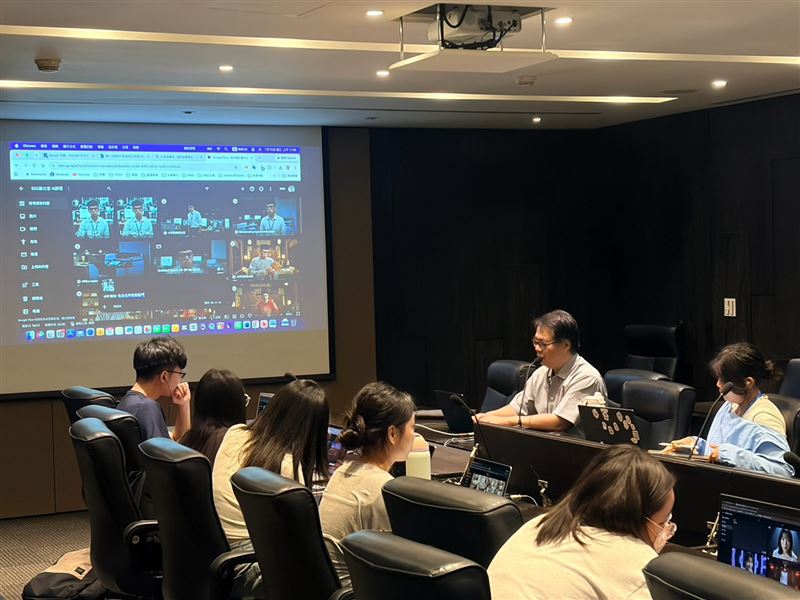 創造智能總監吳榮彬(右2)於課程中操作AI工具軟體進行教學示範,帶領AI培訓生及實習生掌握新創影音技術