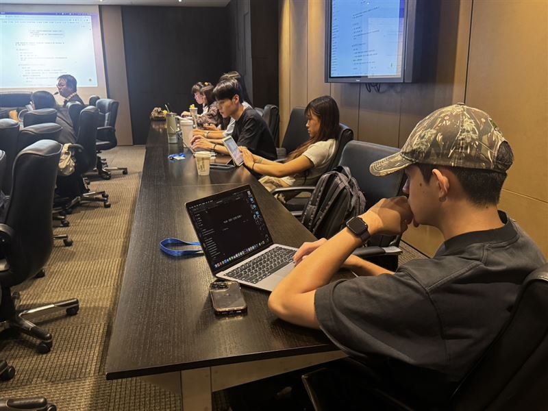 AI培訓生與暑期實習生於課堂現場操作筆電練習,更把握午休時間積極優化作品