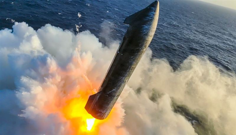 馬斯克SpaceX星艦第13次飛行的著陸燃燒與濺落（圖／翻攝自X平台@SpaceX）