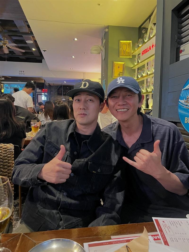 元炫埈（右）曝光蘇志燮的暖舉，大結局中的戲份是臨時加進去的。（圖／翻攝自IG @wonhyunjun_）