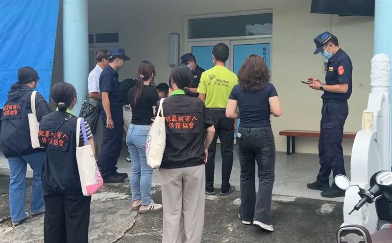 廖姓女子務農返家途中慘遇橫禍，家屬到殯儀館相驗，表情凝重。(圖／翻攝畫面)