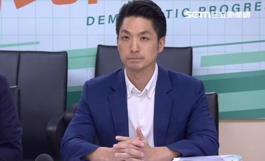 蔣萬安昨天護韋淳祐大嗆「有事衝著我來」。他今中午拜會民進黨台北市議會黨團，黨團總召王閔生當面點出虐童、淹水等爭議，喊話要有肩膀擔起責任，「希望市長真的是回歸市政」。（圖／翻攝畫面）