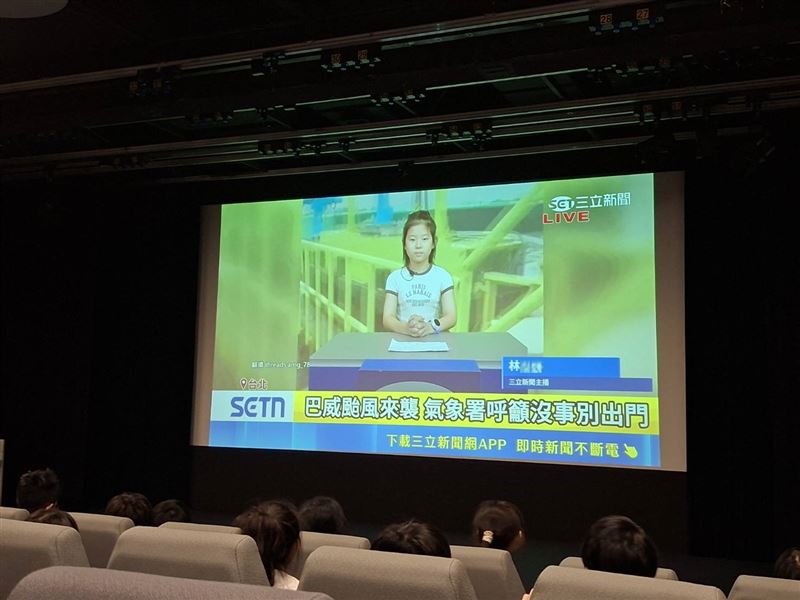 成果發表會播放學員於「小小新聞人實境營」課程期間錄製的主播播報影片,展現孩子體驗新聞播報的樂趣