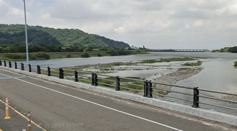 有民眾在「長庚橋」橋下的「大甲溪」中，發現疑似有人形物體漂浮，消防人員目前持續搜救中。（圖／翻攝自GoogleMap）