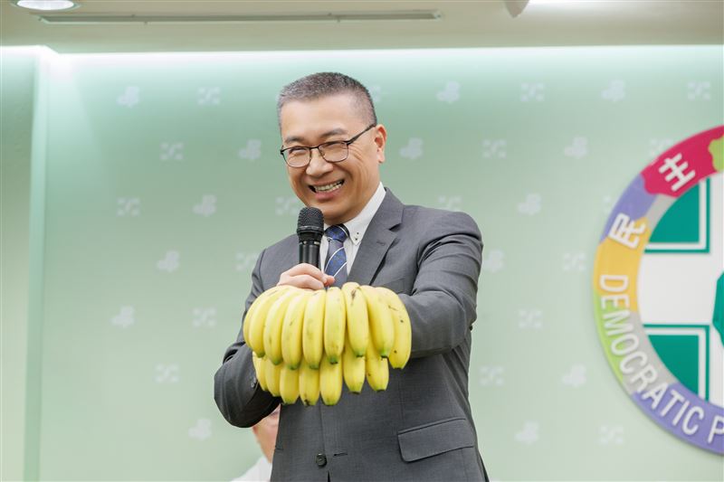 徐國勇分享選蕉小撇步「吃香蕉不是吃C位」。（圖／民進黨提供）