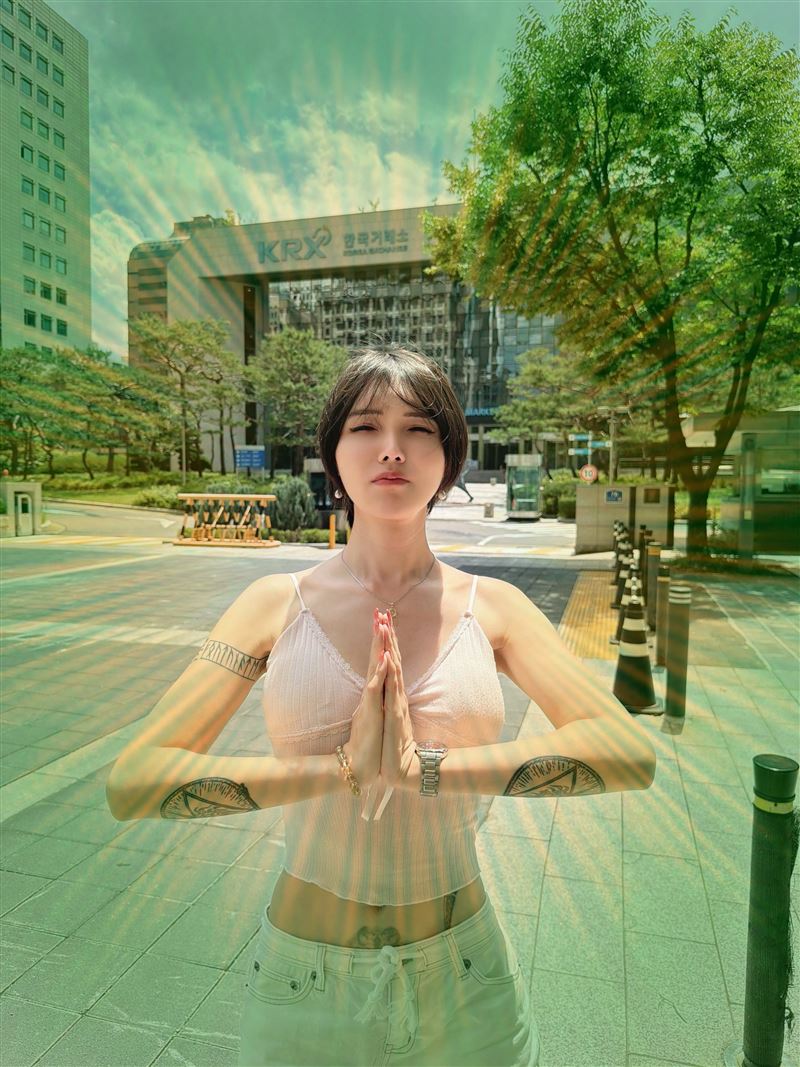 財經網紅巴逆逆被網友封為「股市冥燈」、「反指標女神」。（圖／翻攝自臉書）